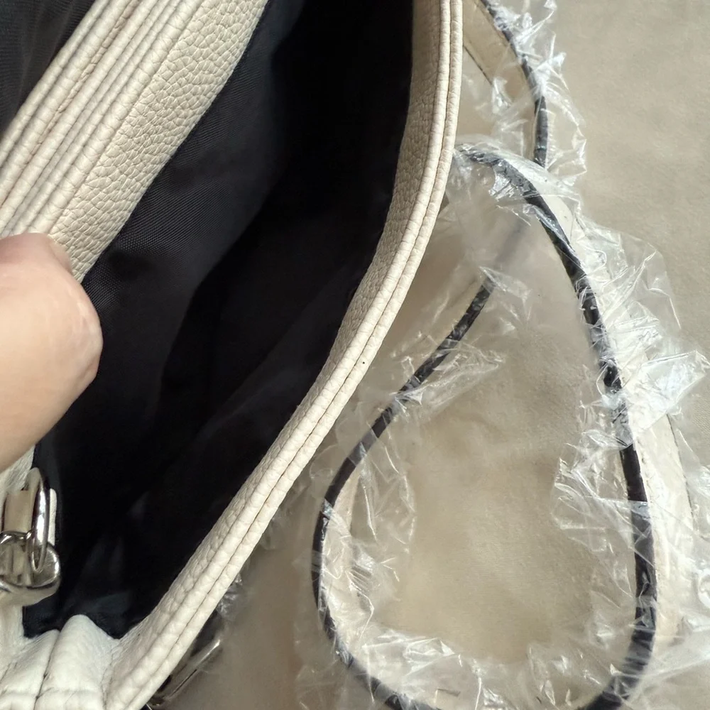 🔥 Fire Sale 🔥
NWT Tahari Cream Crossbody Bag with Silver Chain Strap - Picture 5 of 12